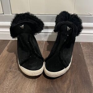 Marc Cain 9 1/2 or 40. fuzzy sneakers. Jaguars. Black white.